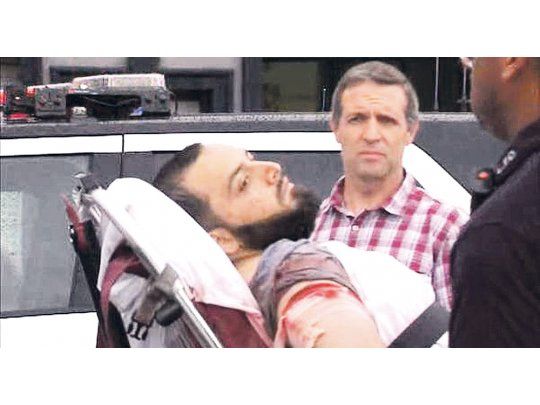 El fin de la pesadilla. Ahmad Khan Rahami resultó herido ayer al ser capturado. Las autoridades buscan establecer si colocó las bombas actuando como un “lobo solitario” o siguiendo órdenes extranjeras.