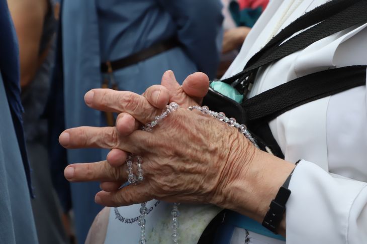 La misa iba a desempeñarse dentro de la estación de trenes por el mal clima, pero finalmente se hizo en la plaza. La misa iba a desempeñarse dentro de la estación de trenes por el mal clima, pero finalmente se hizo en la plaza.