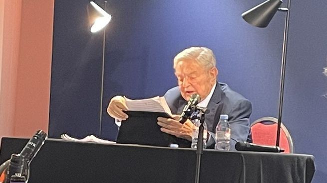 El multimillonario de origen hungaro habló en el prestigioso foro. 