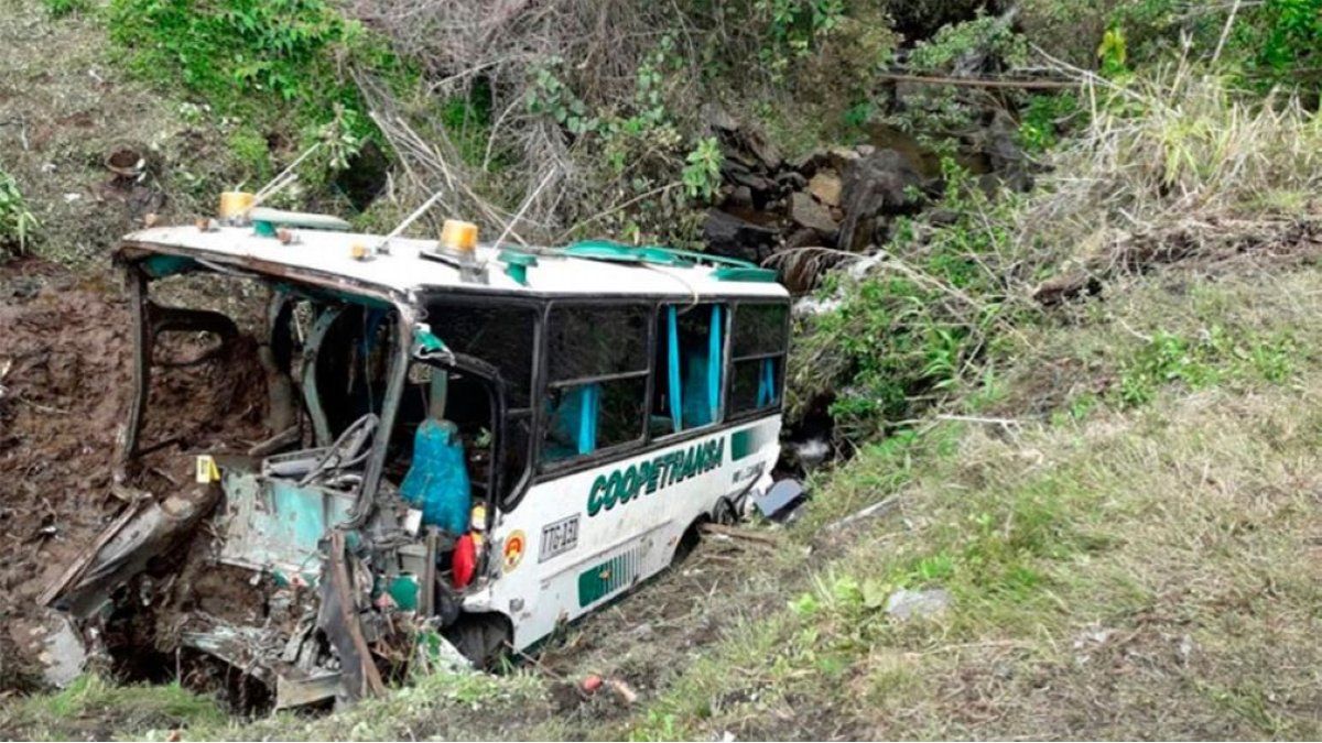 nine dead and 25 injured by the fall of a bus
