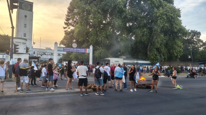 El conflicto comenzó el lunes frente a la jefatura de Rosario.
