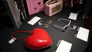 Subastarán vestidos y pertenencias de Amy Winehouse
