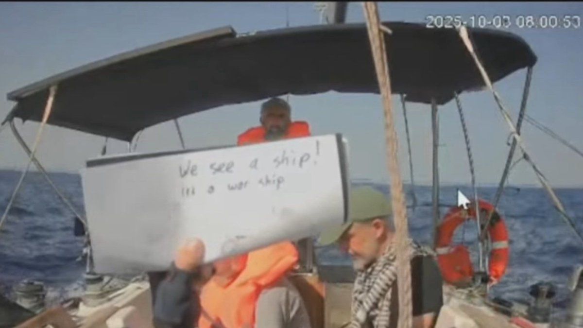 Israel intercepts a new vessel of the humanitarian flotilla and begins to deport its occupants