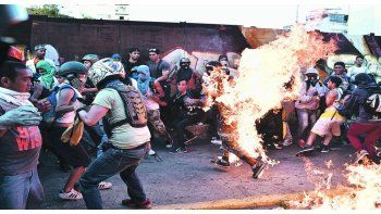 ámbito.com | Barbarie. Un supuesto ladrón fue prendido fuego el mes pasado durante una marcha opositora en Caracas.