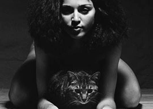 Una sugerente Madonna, de mirada y actitud felina, retratada por Martin Schreiber.