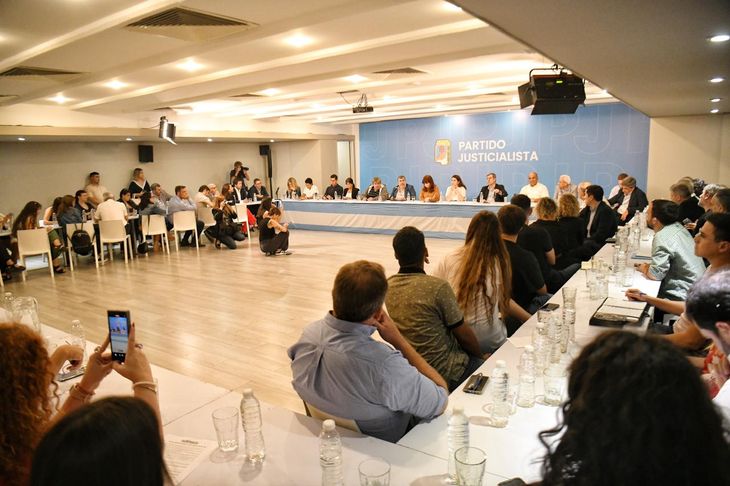 El Consejo Nacional de PJ se reunió este martes de manera urgente en la sede nacional de la calle Matheu, convocado por su presidenta Cristina Fernández de Kirchner.