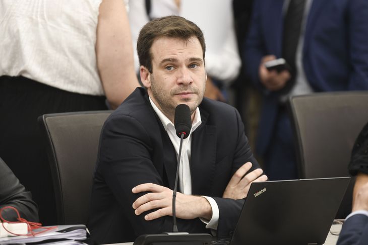 Juan Manuel López presentaría su dictamen propio. Juan Manuel López presentaría su dictamen propio.