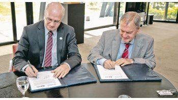 Financiamiento. El cordobés Juan Schiaretti recibió ayer a funcionarios de la Agencia Francesa de Desarrollo (AFD) para avanzar en la obtención de un préstamo de entre 100 y 150 millones de euros, para obras de agua y cloacas (entre ellas, un mega-acueducto junto a Santa Fe) y programas de viviendas sociales. Allí firmó con el director para América Latina de la AFD, Bruno Leclerc, un memorándum de entendimiento para desarrollar y profundizar el vínculo entre las partes.