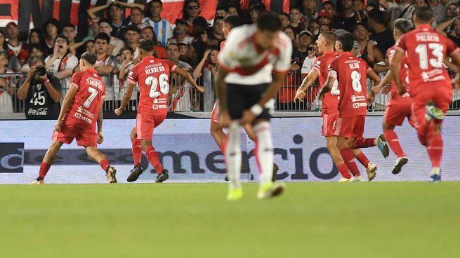 Santiago Montiel anotó el gol del empate y lo festejó mostrando la camiseta, gestó que no le gustó ni a los jugadores de River ni a sus hinchas y que incluso le valió un encontronazo con Miguel Borja que no pasó a mayores.