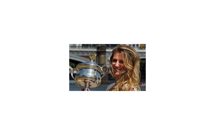 Azarenka le arrebató el primer lugar del ranking de la WTA a Wozniacki.