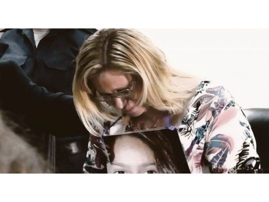 Alivio. Carola Labrador se quebró al escuchar la sentencia abrazada a una foto de su hija. Aseguró que la niña ahora descansa en paz.