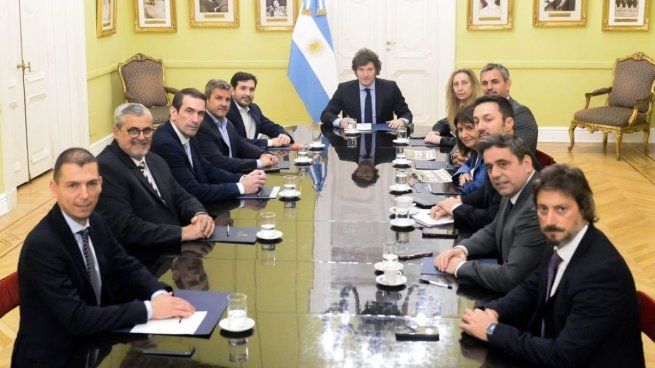 Javier Milei con diputados radicales: la foto que balanceó la votación hacia el Gobierno.