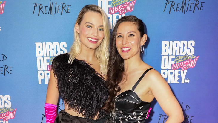 Margot Robbie junto a Christina Hodson. Margot Robbie junto a Christina Hodson.
