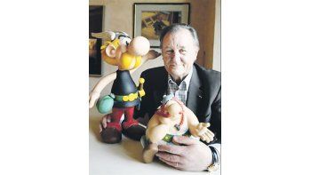 El creador de Asterix, Obelix y otros famosos personajes galos cumple hoy 85 años en plena actividad, y aunque su artrosis le impide dibujar, controla de cerca el 35° libro de sus criaturas.