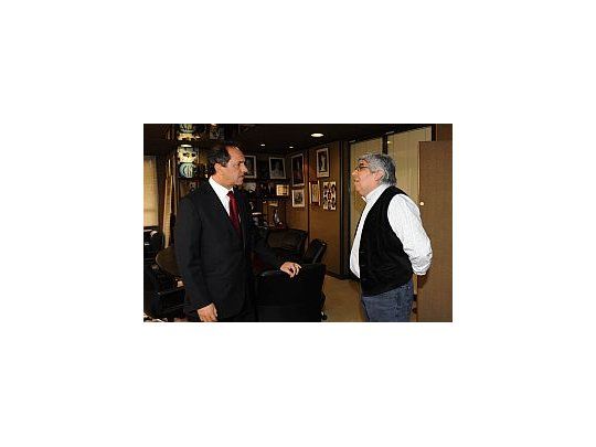 En junio de 2009, Daniel Scioli de visita al despacho de Hugo Moyano.