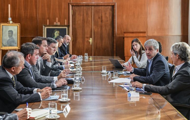 Directivos de terminales automotrices nucleadas en Adefa, con Luis Caputo. Directivos de terminales automotrices nucleadas en Adefa, con Luis Caputo.