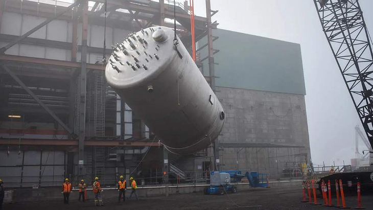 La producción de plutonio generó 56 millones de galones de residuos radiactivos y químicos, que se almacenaron en 177 tanques subterráneos de una y dos paredes en el sitio. Los tanques se corroen y requieren mantenimiento constante. Retirar los residuos de los tanques y convertirlos a una forma más estable es necesario para proteger el cercano río Columbia. La producción de plutonio generó 56 millones de galones de residuos radiactivos y químicos, que se almacenaron en 177 tanques subterráneos de una y dos paredes en el sitio. Los tanques se corroen y requieren mantenimiento constante. Retirar los residuos de los tanques y convertirlos a una forma más estable es necesario para proteger el cercano río Columbia.