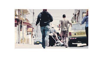El film israelí «Ajami» se centra en una zona de Jaffa donde malamente diversas culturas y aunque de factura irregular, la autenticidad de su punto de vista lo vuelve recomendable.