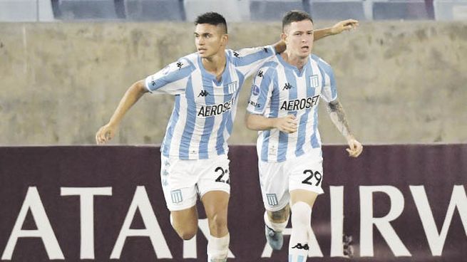 abrazo de gol. El que le dio Carlos Alcaraz a Aníbal Moreno, autor del empate transitorio para Racing, que dio vuelta el marcador y da pelea.