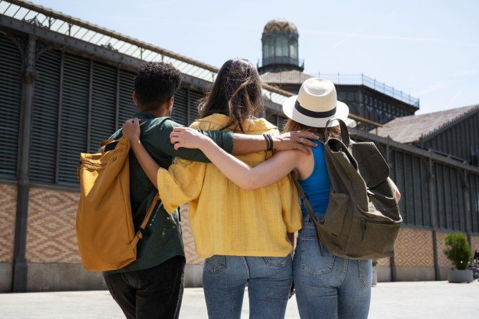 El voluntariado no solo te permite viajar por menos dinero, sino abrir tu mente a un mundo que tal vez no conocias. El voluntariado no solo te permite viajar por menos dinero, sino abrir tu mente a un mundo que tal vez no conocias.