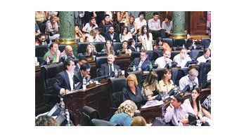 El legislador Cristian Ritondo defendió ayer el plan para crear una villa olímpica en el sur porteño, durante la megasesión de la Legislatura que debatió más de 200 proyectos y aprobó la colocación de parquímetros en casi todos los barrios de la Capital Federal.