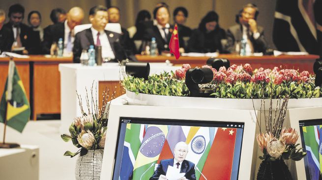 A DISTANCIA. Vladímir Putin, objeto de una orden internacional de arresto por la invasión a Ucrania, participó por videoconferencia de la cumbre de los BRICS en Johannesburgo.