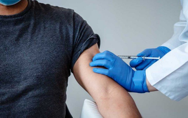 covid-19: pfizer anuncio que su vacuna es 100% eficaz en jovenes de entre 12 y 15 anos