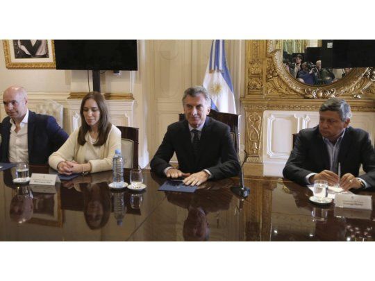 Mauricio Macri rodeado por María Eugenia Vidal (Buenos Aires) y Domingo Peppo (Chaco)