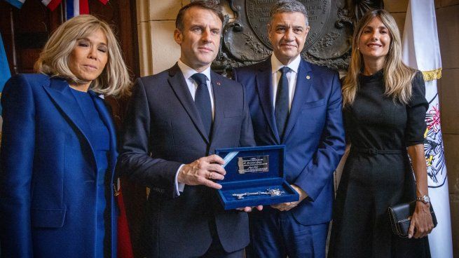 Jorge Macri entregó la Llave de la Ciudad al presidente de Francia Emmanuel Macron.