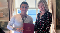 Christian Nodal recibió un premio en Harvard y la actitud de Ángela Aguliar despertó miles de críticas.