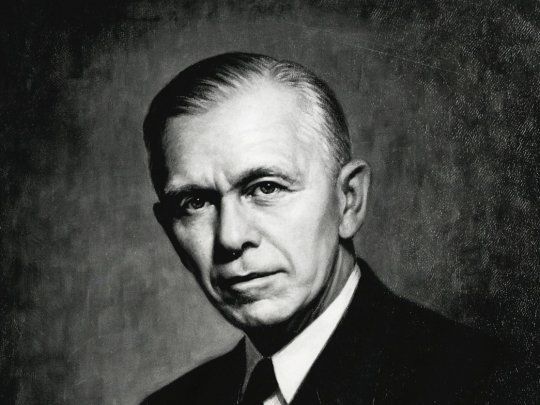 El secretario de estado de los Estados Unidos, George Marshall, fue el ideólogo del plan que sirvió para la reconstrucción de Europa en la posguerra.