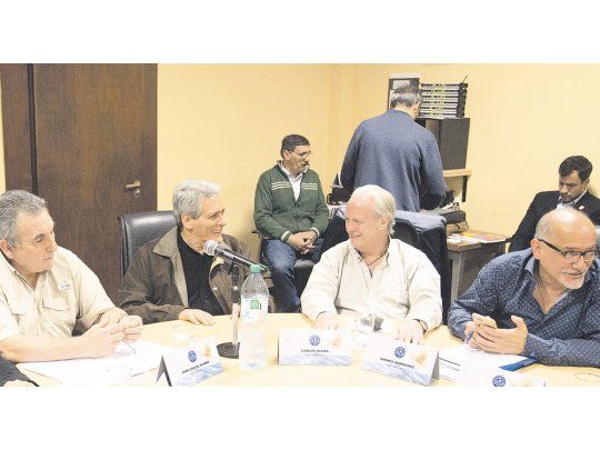 Distensión. Los triunviros Juan Carlos Schmid y Carlos Acuña dialogan con el adjunto Andrés Rodríguez y el panadero Abel Frutos. Los dirigentes confirmaron que se movilizarán el 18/11 con organizaciones sociales.