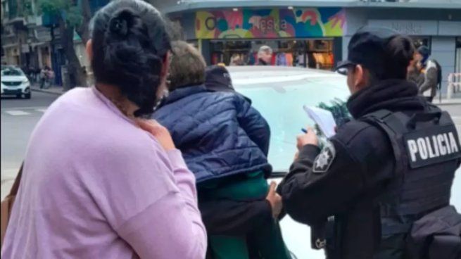 La mujer que dejó a su bebé encerrado en el auto en Rosario fue detenida