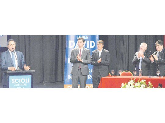 Daniel Scioli ayer en Salta con Carlos Zannini, el anfitrión Juan Manuel Urtubey y el gobernador de Jujuy y presidente del PJ, Eduardo Fellner. Una postal de la hiperperonización que ensaya el candidato para enfrentar lo que supone una “polarización” contra Mauricio Macri.