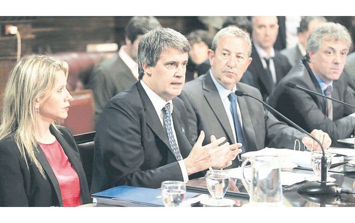 ámbito.com | Visita. Alfonso Prat Gay pasó ayer por la primera reunión de debate en comisión del Senado del proyecto de Presupuesto 2017. La presidió Julio Cobos, ya que Juan Manuel Abal Medina estaba fiscalizando en EE.UU.