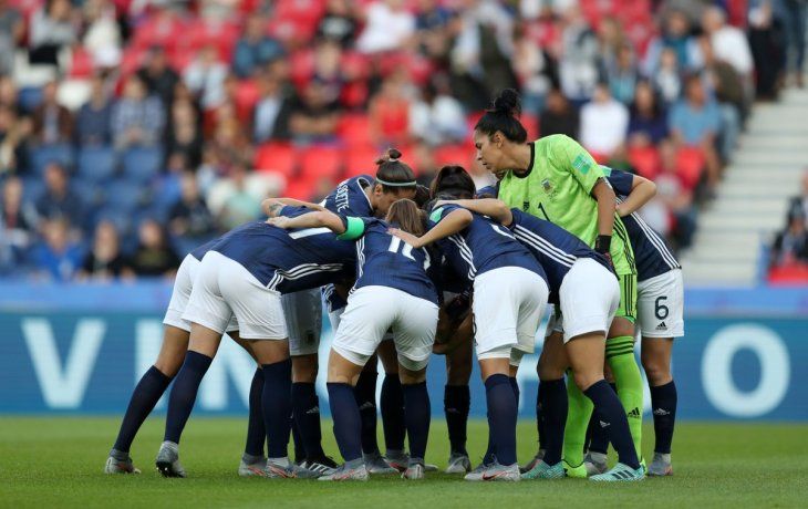 Argentina hizo historia en el Mundial de Francia, pero aún deberá esperar para saber si clasifica a octavos.