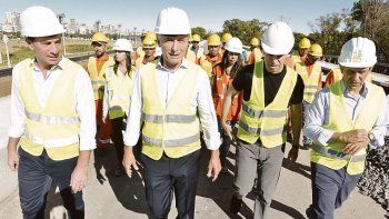 Vías. Diego Santilli, Mauricio Macri y Horacio Rodríguez Larreta, ayer en una recorrida por las obras del viaducto Mitre en la Ciudad de Buenos Aires.