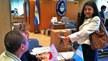 Unos 385 mil argentinos que viven en el exterior están habilitados a votar.