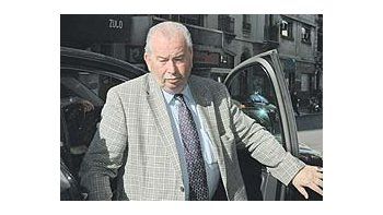 ámbito.com | Julio Grondona baja de su auto y será rodeado por cámaras y micrófonos. El presidente de AFA pidió tiempo para definir quién será el técnico de la Selección.