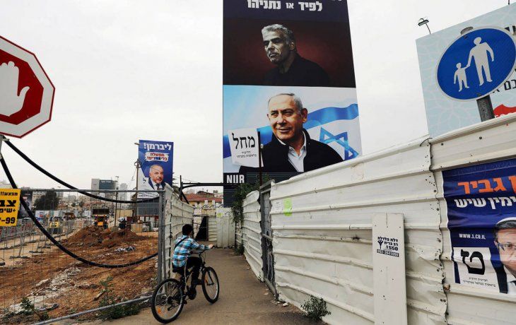 Carteles electorales de Benjamín Netanyahu y Yapir Lapid.