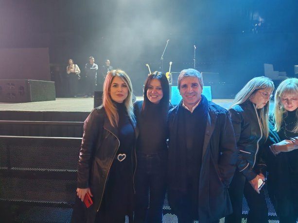 Los ministros Luis Caputo (Economía) y Sandra Pettovello (Capital Humano) junto a la diputada Lilia Lemoine están en primera fila esperando la llegada del presidente Javier Milei. Los ministros Luis Caputo (Economía) y Sandra Pettovello (Capital Humano) junto a la diputada Lilia Lemoine están en primera fila esperando la llegada del presidente Javier Milei.