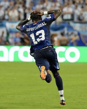 Lopes Cabral se toma la cabeza y empieza a correr tras anotarle un golazo al Dibu Martínez y empatarle transitoriamente el partido a Argentina. Lopes Cabral se toma la cabeza y empieza a correr tras anotarle un golazo al Dibu Martínez y empatarle transitoriamente el partido a Argentina.