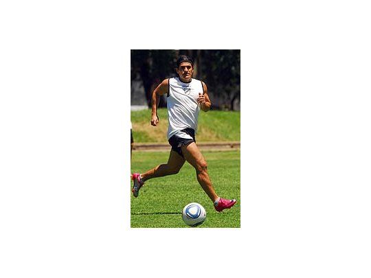 Ortega y el contacto con la pelota. El jujeño ya está listo para volver y pretende jugar unos minutos en Liniers.