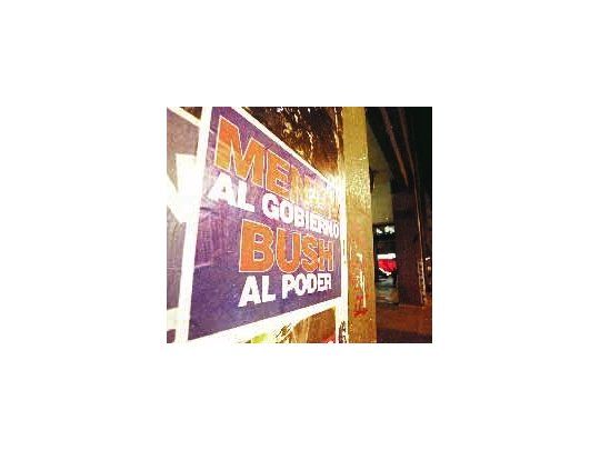 «Menem al gobierno, Bush al poder.» Los carteles que se pegaron ayer en Buenos Aires fueron atribuidos a Duhalde. ¿O los hizo Menem?
