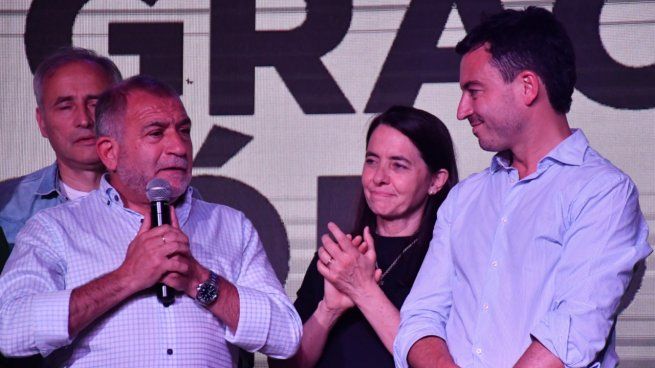 Luis Juez, observado de cerca por Rodrigo de Loredo.