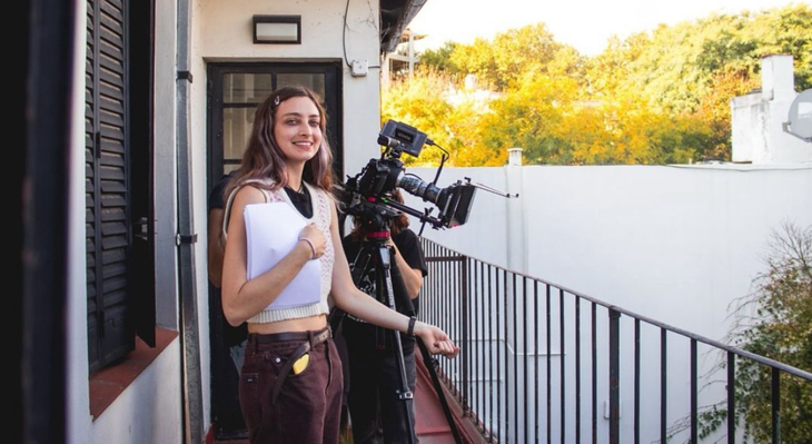 Tamara Leschner dirigiendo su ópera prima Tamara Leschner dirigiendo su ópera prima