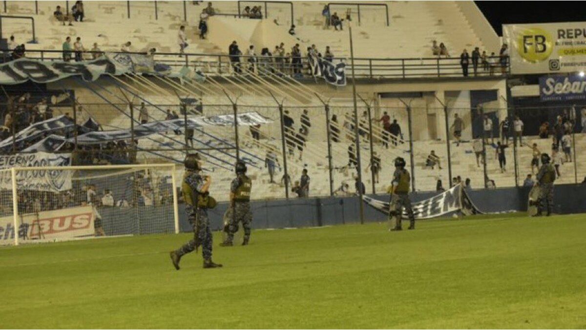 Scandal: a firecracker exploded near the visiting goalkeeper and the match in Quilmes was suspended