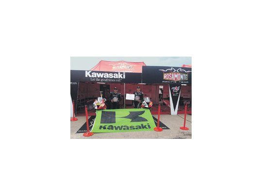 De buena yerba: los misioneros Mariano Silveira con Kawasaki ZX10R, que se quedó con el título en Stock Bike en 1000cc, y Fabián Rosinski en 600 cc, se llevaron el Campeonato Argentino de Velocidad, y el equipo Rosamonte Racing Team el premio revelación.