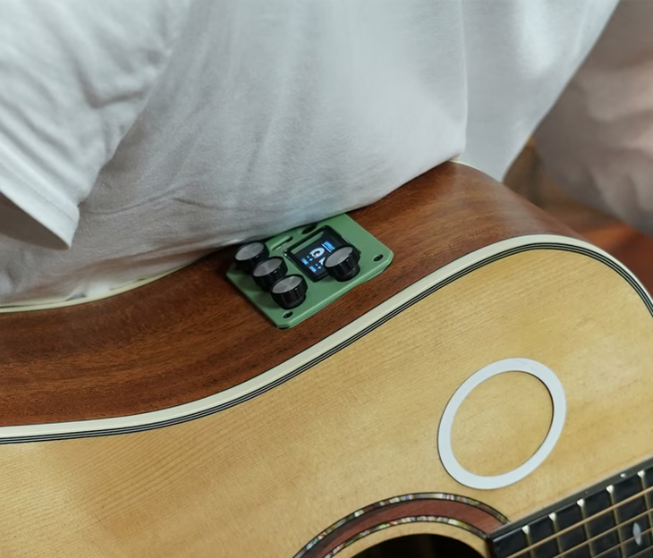 La innovación que enamora a millones de músicos permite convertir una guitarra acústica en un show completo con ritmos, efectos y sonido profesional. La innovación que enamora a millones de músicos permite convertir una guitarra acústica en un show completo con ritmos, efectos y sonido profesional.