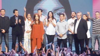 Festejo. Alberto Fernández, Cristina de Kirchner y Axel Kicillof festejaron ayer en Chacarita el triunfo electoral.&nbsp;